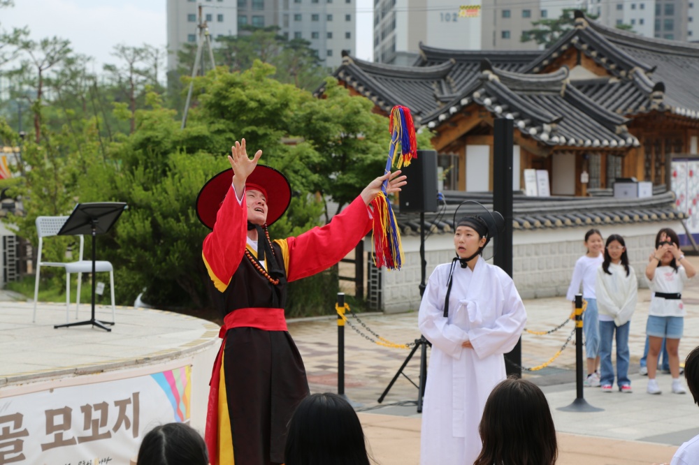 극단 동네풍경 배우들의 <사또의 퀴즈대회> 공연 모습