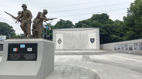 당신들의 헌신으로, 우리는 희망을 노래한다