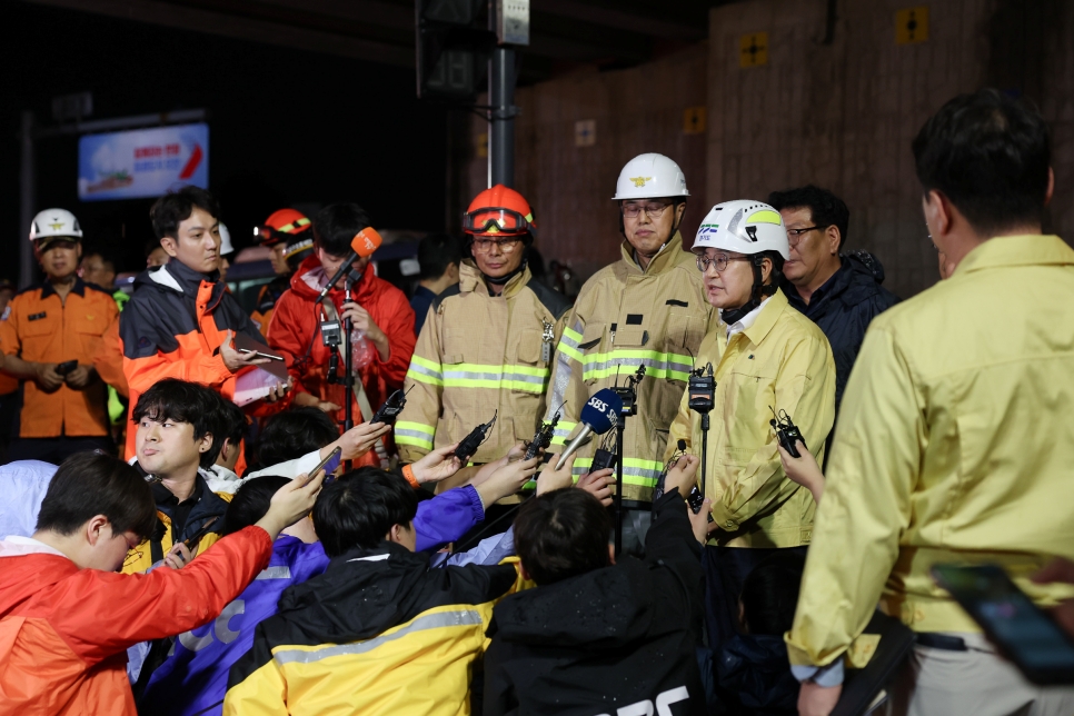 김동연 경기도지사가 16일 오산 옹벽 붕괴 사고 현장을 방문해 사고원인을 파악하고 책임 소재 문제도 분명히 다루겠다고 밝혔다.