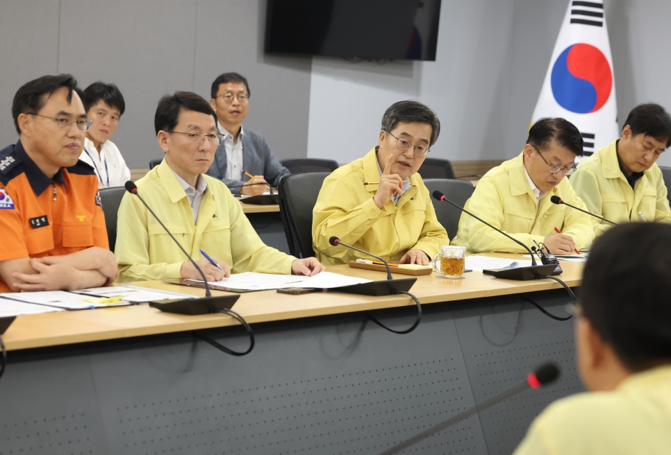 김동연 경기도지사는 18일 오전 경기도청에서 호우 대처 도-시·군 재난안전대책본부 회의를 열고 현장 중심, 신속한 판단, 과감한 실행의 경기도 대응원칙을 재차 강조했다.