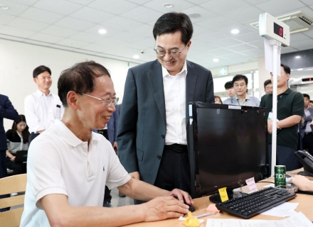김동연 지사, 민생회복 소비쿠폰 신청 첫날 현장점검 “새 정부, 어려운 민생 회복 위한 올바른 방향”