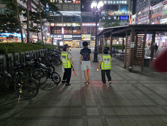 자율방범대 달빛동행 서비스 모습