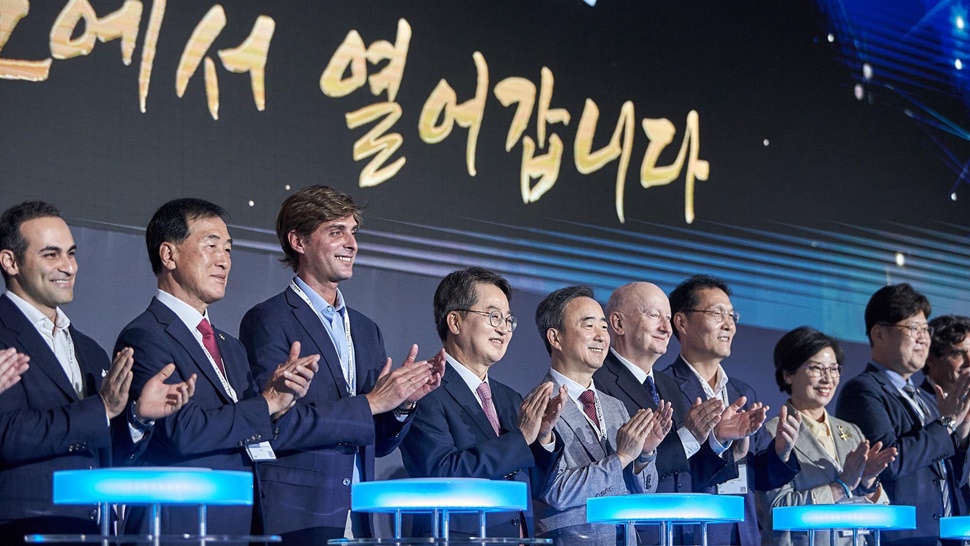 ‘2025 경기 스타트업 서밋(G-SUMMIT)’ 개막행사의 ‘G-SUMMIT(지-서밋)’ 선포식에서 김동연 경기도지사를 비롯한 참석인사가 기념사진을 찍고 있다.