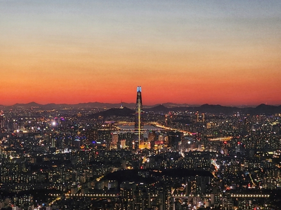 남한산성의 달맞이 포인트 서문 전망대에서는 왼쪽 광교산에서 한강을 지나 오른쪽으로는 위례신도시까지 인근의 여러 유명한 산과 건물을 찾아볼 수 있다.