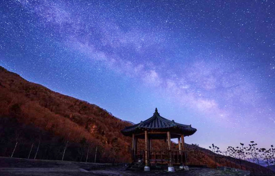 가평 별 빛정원은 낮에는 아름다운 산세를 밤에는 달과 쏟아지는 별을 만나볼 수 있는 곳이다. 