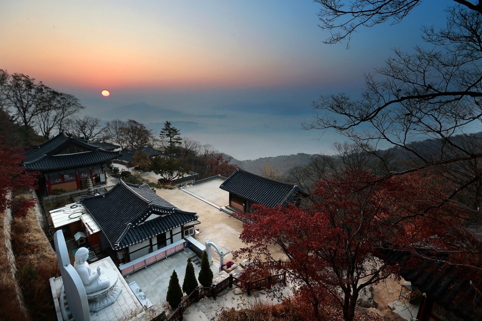 수종사는 남한강과 북한강이 만나는 두물머리 물길 위로 흐르는 달빛을 감상할 수 있는 곳이다.