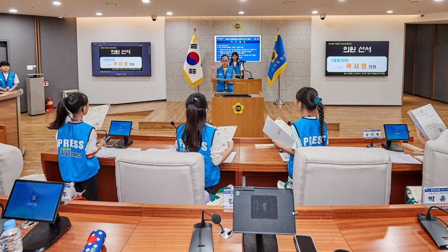 모의 의회에서 곽서영 대표의원이 선서하는 모습 