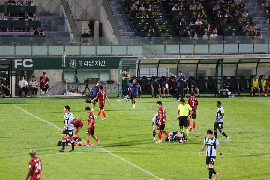 김포 FC와 천안시티즌 선수들이 경기 중 충돌해 쓰러져 있다.  