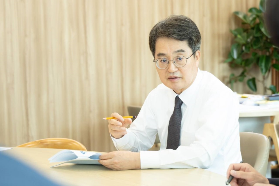 김동연 경기도지사가 고액체납자들이 내지 않은 세금은 끝까지 추적해 징수하라고 특별 지시했다. 이에 경기도에서는 10월부터 100일간의 강도 높은 체납세금 징수 총력전에 돌입한다.