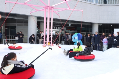 ‘경기도담뜰 겨울 눈밭 놀이터’ 개장…김동연 “아이들을 위해 만든 겨울왕국 마음껏 즐기시길”