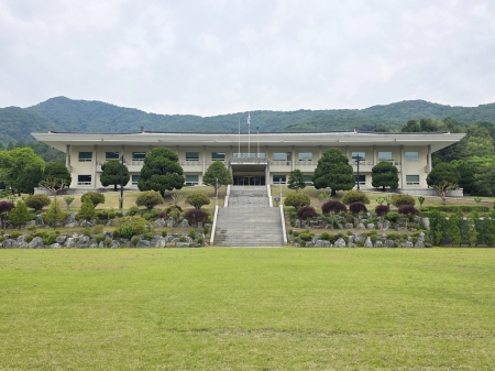 “청계산 자락 아래 이런 도서관이 있었다고?” 한국학중앙연구원의 ‘한국학도서관’ 탐방기