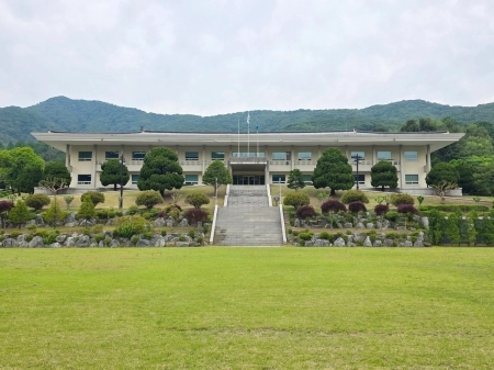 “청계산 자락 아래 이런 도서관이 있었다고?” 한국학중앙연구원의 ‘한국학도서관’ 탐방기