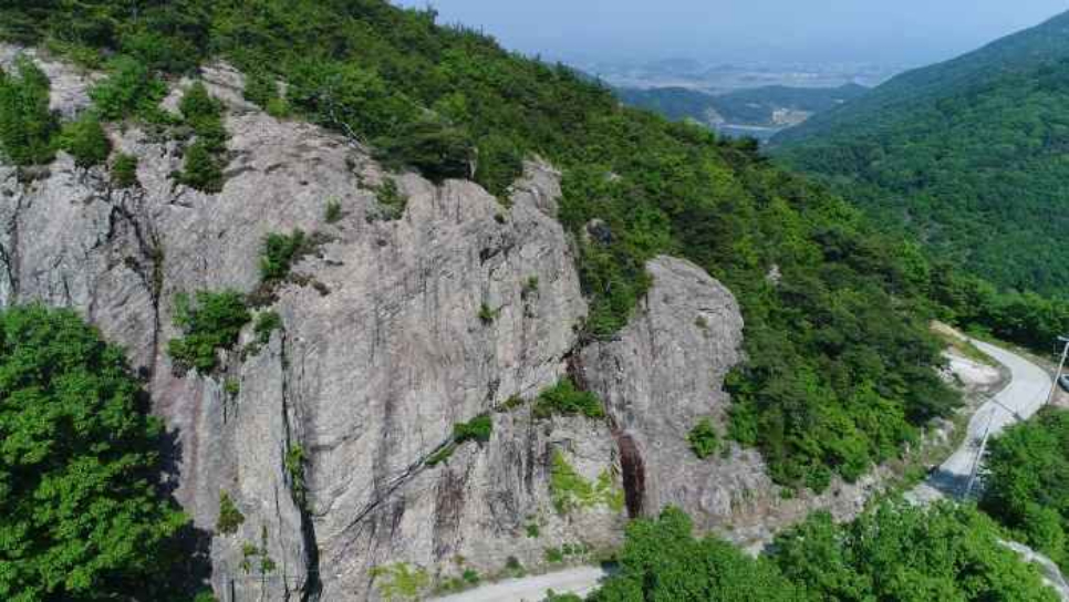 소요산은 도권 최고의 단풍 명산 중 하나로 뾰족뾰족한 기암괴석이 절묘하게 봉우리를 이루어 놓아 만물상을 연상케하는 것이 특징입니다. @ 한국관광콘텐츠랩 출처