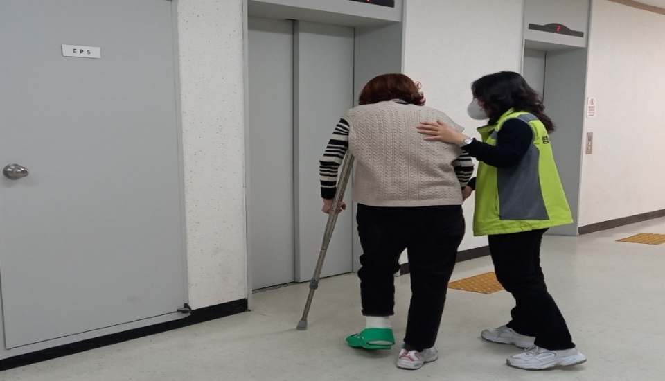 1인가구 병원 동행 사업은 서비스를 운영 중인 시군에 거주하면서 병원 동행 서비스가 필요한 사실상 1인 가구라면 나이, 소득에 상관없이 누구나 이용할 수 있다.