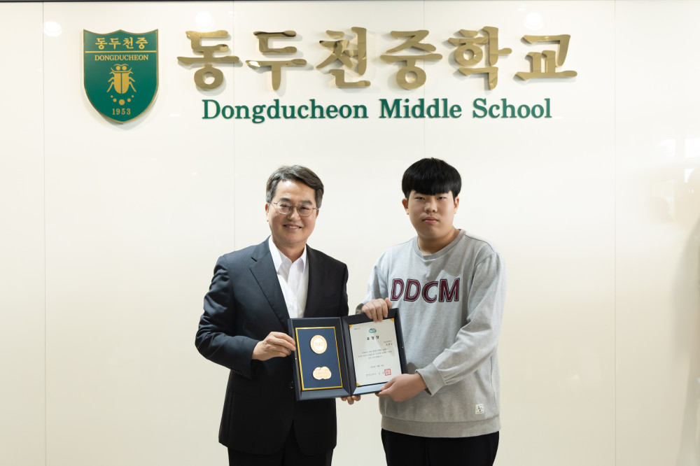 김동연 경기도지사는 동두천중학교를 찾아 노점 할머니께 비상금을 건넨 선행으로 화제가 된 옥현일 군에게 표창을 수여하고 있다. ⓒ 경기도청