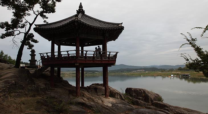 신륵사의 강월헌은 나옹화상과 목은 이색이 강물에 비치는 달빛을 보며 정담을 나눴다는 기록이 전해 오듯 달맞이 장소로 유명한 곳이다. @ 경기관광포털 출처