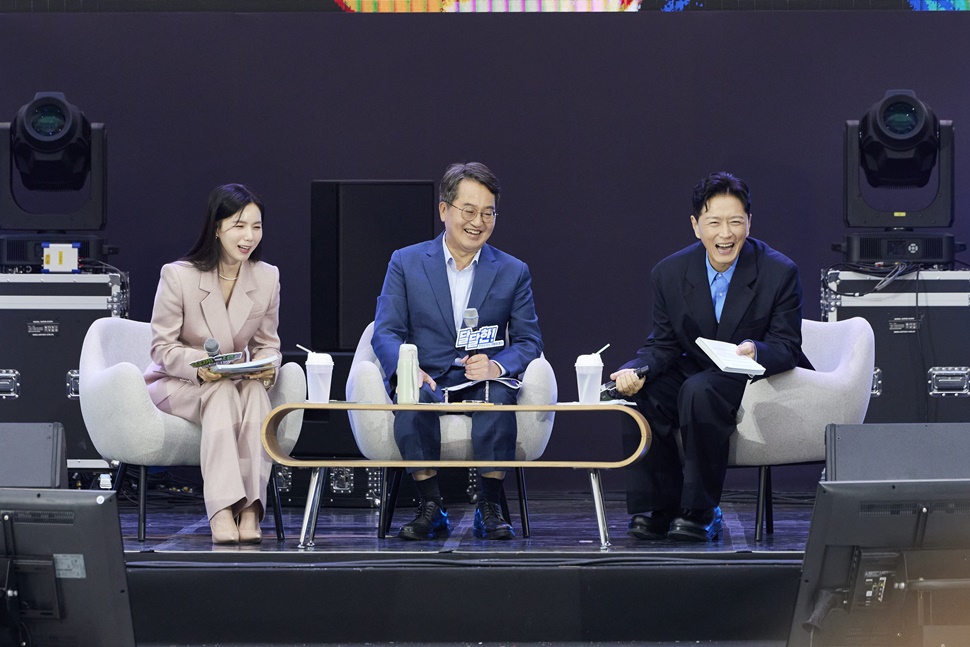 ‘함께 그린 경기 토크쇼’에서는 사회를 맡은 배우 박시은·진태현 부부와 김동연 지사가 이야기를 나누고 있다. ⓒ경기도청