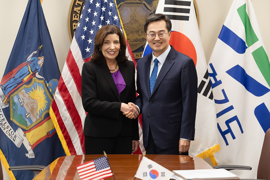 김동연 경기도지사를 단장으로 한 경기도 대표단이 10월 26일부터 11월 1일까지 미국 보스턴과 워싱턴 D.C.를 방문한다. 지난해 10월 미국을 방문한 김동연 지사가 캐시 호컬 뉴욕주지사와 만나고 있다. ⓒ 경기도청