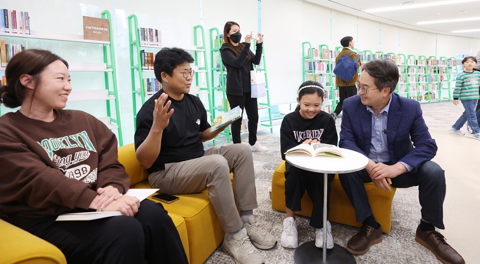 김동연 경기도지사가 경기도서관을 방문한 도민들과 이야기를 나누고 있다. ⓒ경기도청