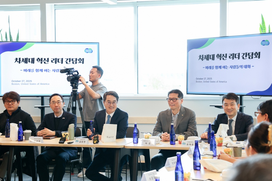 경기도와 서울, 인천 송도 같은 곳 유기적인 협업이 이뤄졌으면 좋겠다는 의견에 김동연 경기도지사는 지역과 당에 개의치않고 잘 협력하도록 하겠다고 답했다. @ 경기도청