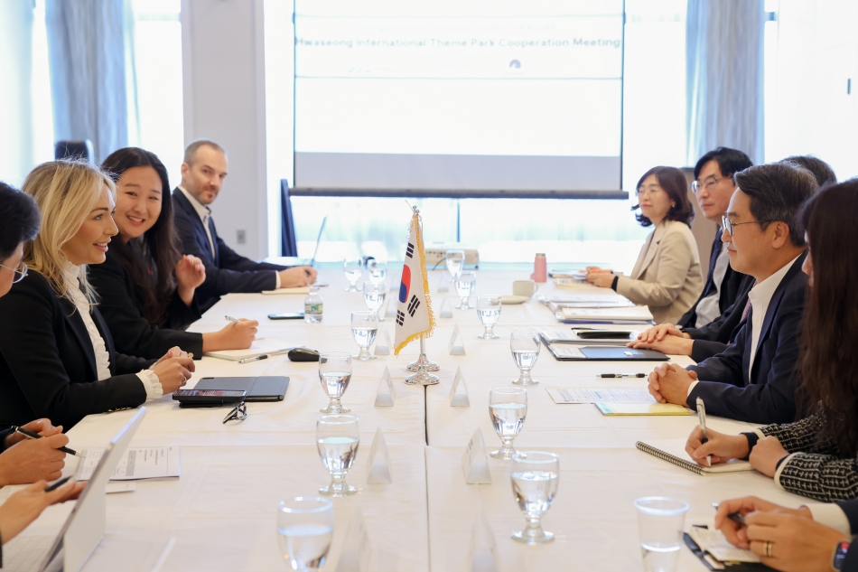 이날 간담회에서는 세계적인 흥행을 이어가고 있는 파라마운트사의 영화 콘텐츠가 화성 국제테마파크에 도입되는 테마파크 기획(안)을 공유하며 향후 추진 사항을 점검하는 시간을 가졌다. @ 경기도청