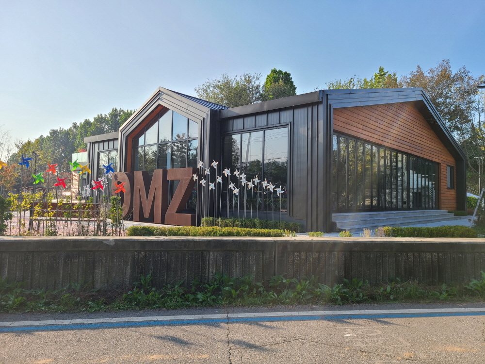 ‘나들라온(DMZ 평화쉼터)’은 과거 통일촌 군막사로 불렸던 곳을 시민쉼터로 리모델링한 곳이다. ⓒ고양시청