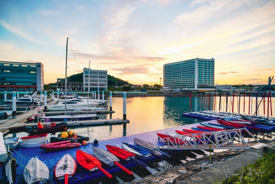 김포아라마리나는 총 194선석의 계류시설과 국내최초 선박전용 주유시설 및 선박수리소 등을 갖추고 있으며, 해양 문화를 알아볼 수 있는 해양아카데미와 다양한 체험 프로그램을 만나볼 수 있는 곳이다. @ 한국관광콘텐츠랩 출처