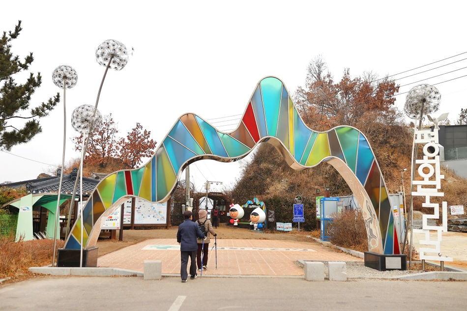 김포 평화누리길은 저마다 다른 풍경을 느껴볼 수 있는 매력적인 코스로 1코스는 강과 산, 철책이 잘 어우러진 길이며, 2코스는 ‘김포 숲길’로 불리는 자연이 매력적이고 3코스는 김포평야가 펼쳐져 있고 철책너머 한강이 흐르는 평화로운 구간이다. @ 경기뉴스광장 허선량