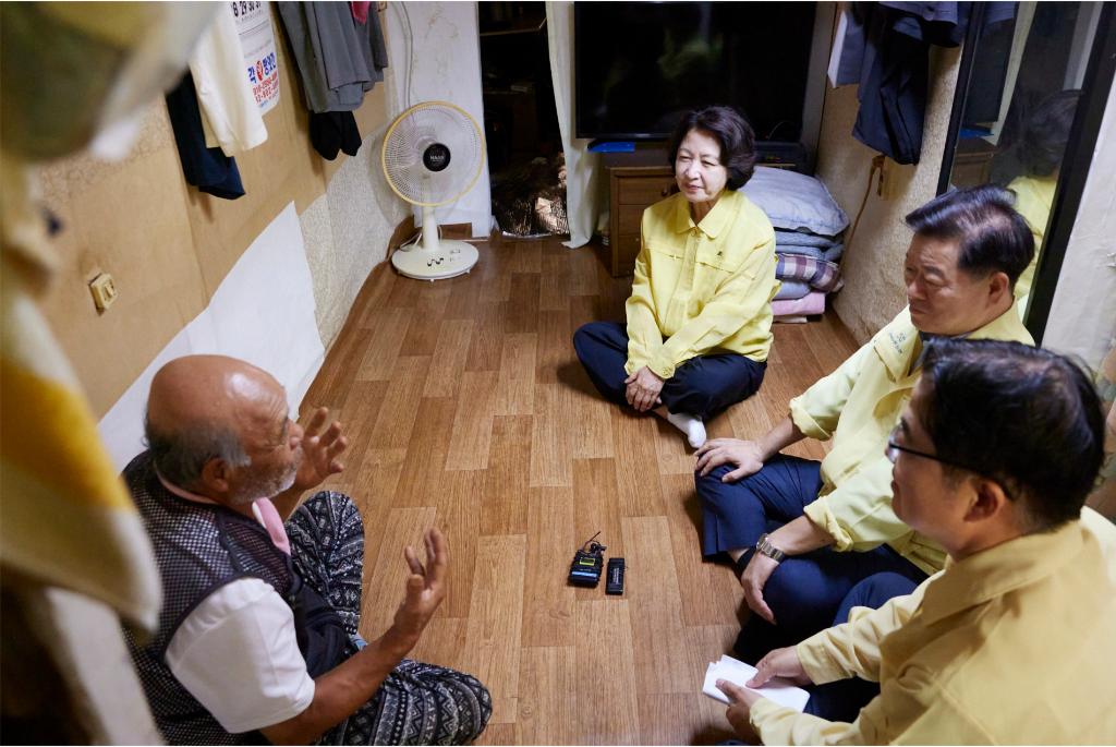 14일 오전 광명시 뚝방길 인근 추미애 경기도지사가 박승원 광명시장과 함께 폭염 취약계층 주거 현장을 방문하고 주민들의 목소리를 경청하고 있다. ⓒ 경기도청