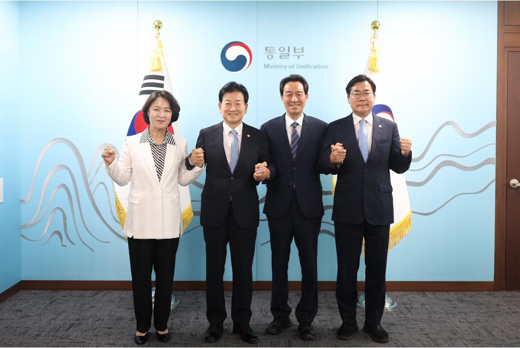 27일 오전 통일부 대회의실에서 열린 제2차 접경지역 평화안전 연석회의에 참석한 추미애 경기도지사, 정동영 통일부장관, 우상호 강원특별자치도지사, 박찬대 인천광역시장이 기념촬영을 하고있다.
