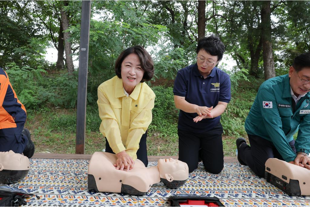 28일 오전 추미애 경기도지사가 양평 광탄리유원지를 찾아 119시민수상구조대 관계자들과 함께 심폐소생술을 직접 실습하고 있다.