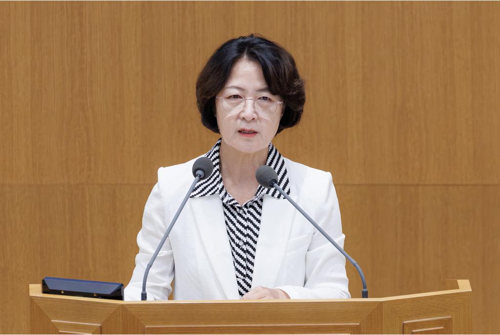 1일 오전 수원특례시 경기도의회 본회의장에서 열린 제393회 임시회 제1차 본회의에서 추미애 경기도지사가 추경예산안에 대한 제안설명을 하고 있다.