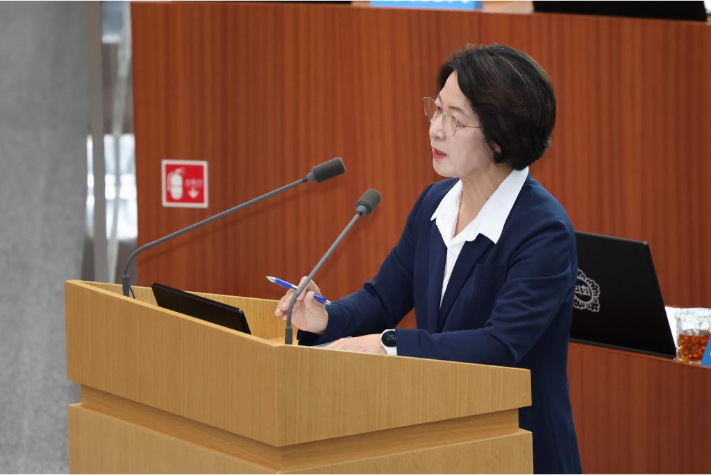 2일 오전 수원특례시 경기도의회 본회의장에서 열린 제393회 임시회 제2차 본회의에서 추미애 경기도지사가 일문일답을 하고 있다.