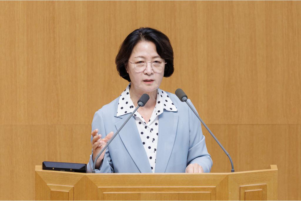3일 오전 수원특례시 경기도의회 본회의장에서 열린 제393회 임시회 제3차 본회의에서 추미애 경기도지사가 일괄답변을 하고 있다.