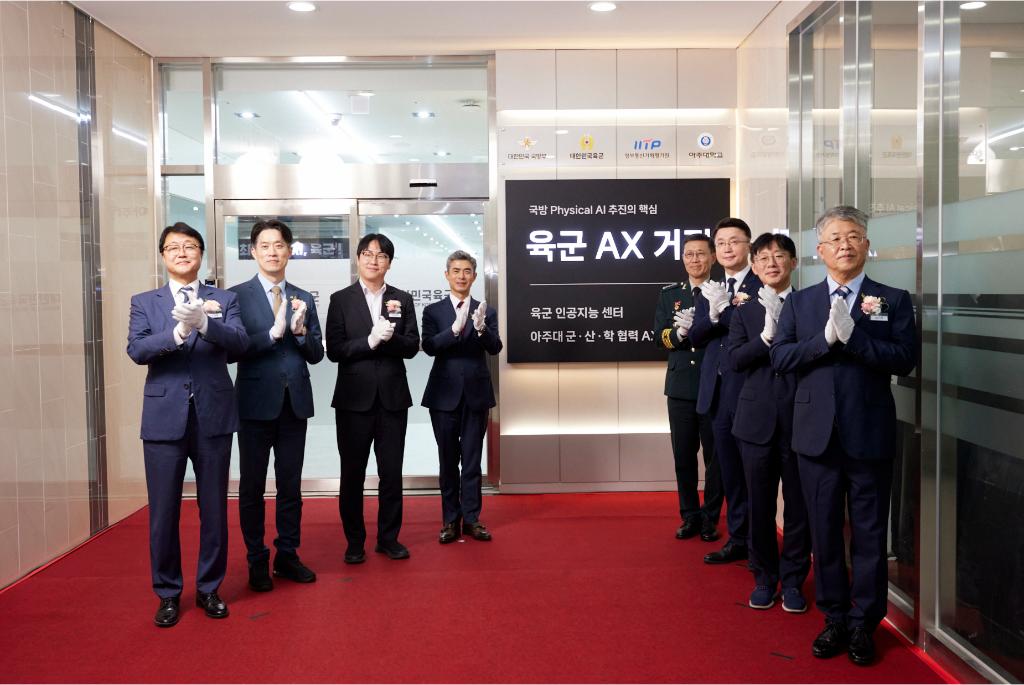11일 오후 판교 스타트업캠퍼스에서 열린 국방 AX 거점 개소식에서 주형철 경제부지사가 현판 제막식을 하고 있다. 