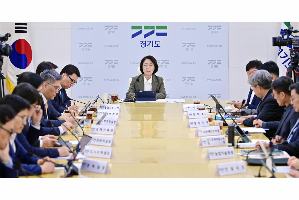 26일 오전 경기북부청사 상황실에서 열린 10월 월간회의에서 추미애 경기도지사가 모두말씀을 하고있다.