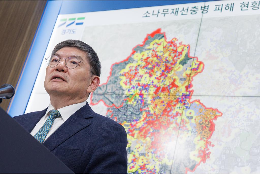 27일 오후 경기도청 브리핑룸에서 차성수 기후환경에너지국장이 가평군 소나무재선충병 특별방제구역 지정과 경기도 대응 계획 관련 기자회견을 하고 있다.