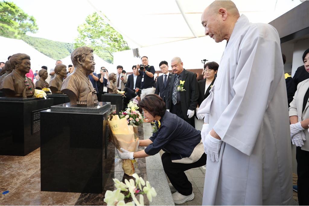 8일 오전 경기도 광주시 나눔의 집에서 열린 2026년 일본군'위안부' 피해자 기림의 날 기념식에서 추미애 경기도지사가 흉상 제막 후 헌화를 하고 있다. ⓒ 경기도청