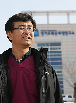 인터뷰 내내 박 지소장은 부하직원들을 향한 애틋함을 드러냈다. 그는 “모닥불을 피우기 시작하면 활활 타다 재가 될 날이 있다. 조금만 더 어려움을 참고 견디면 재가 될 시간이 오니까 그때까지 격려하면서 잘해 보자”고 직원들에게 격려의 말을 남겼다.