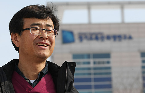 박준조(50) 경기도축산위생연구소 동부지소장은 전 직원과 함께 지난달 24일부터 24시간 출퇴근 없이 근무 중이다. 이천, 여주, 하남, 광주, 양평 등 도내 5개 시·군의 구제역 현장을 누비는 그는 가족처럼 키운 소·돼지를 살처분한 농민들의 아픔과, 생명을 죽이는 고통을 참고 묵묵히 일하는 직원들을 생각하며 뜨거운 눈물을 흘렸다.