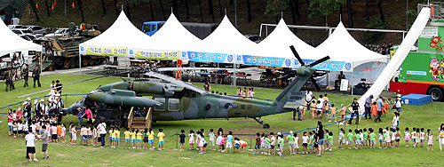 도청 운동장에 전시돼 있는 코브라 헬기.