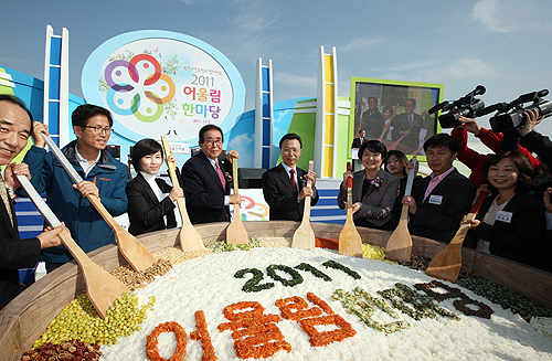5일 서울 여의나루역 한강시민공원에서 열린 ‘북한이탈주민과 함께하는 2011 어울림 한마당’ 행사에서 김문수 경기도지사, 김천식 통일부차관, 김충환 국회의원 등 참석자들이 통일기원 팔도 어울림 비빔밥 만들기 퍼포먼스를 하고 있다.