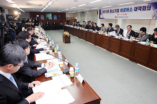 김황식 국무총리 주재 중소기업애로해소 대책회의가 지난해 10월 31일 안산 한국산업단지공단 서부지역본부에서 김문수 경기지사, 박재완 기재부장관 등 중앙부처와 지자체 관계 기관 임원들이 참석한 가운데 열렸다.