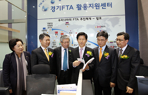 지난해 2월 22일 수원 나노소자특화팹센터에서 열린 ‘경기FTA활용지원센터’ 개소식에 참석한 김문수 경기도지사가 센터를 둘러보고 있다.