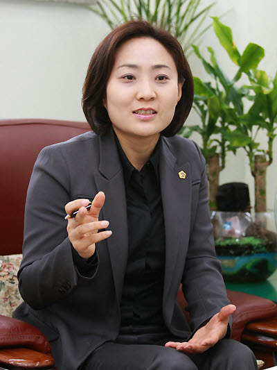 안혜영 경기도의원(민주당, 수원8)은 “경기도의 수부도시인 수원시가 10구단을 유치하면 연간 1370억에 달하는 직간접적인 경제파급효과와 1400명에 이르는 고용유발효과가 추산된다”고 밝혔다.