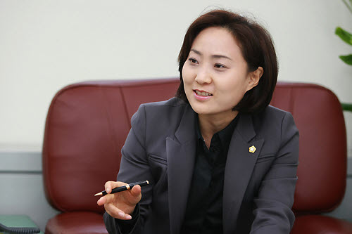 안 의원은 “수원시민 98%가 찬성하고 경제적 파급효과가 큰 만큼 반드시 수원에서 프로야구단이 창단돼야 한다”고 강조했다.
