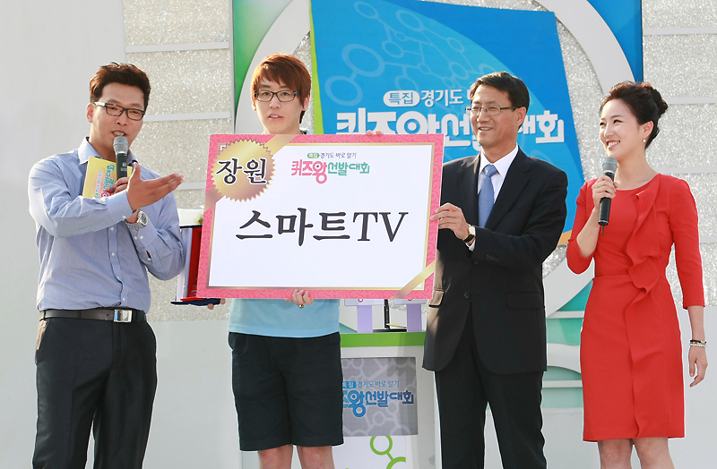 이날 ‘캠퍼스 퀴즈왕’으로 선발된 이승찬 군과 김성렬 도 행정1부지사.