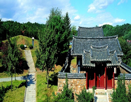 안산은 실학사상을 집대성한 성호 이익 선생이 공부한 곳으로도 유명하다. 성호공원 인근에는 이익선생의 묘소와 함께 2,000여점의 실학관련 유물이 전시된 성호기념관이 있다.