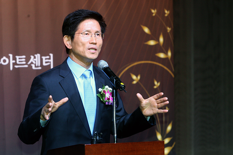 7일 용인 백남준아트센터에서 열린 ‘문화이음 소사이어티’ 발족식에서 김문수 경기도지사가 축사를 하고 있다.