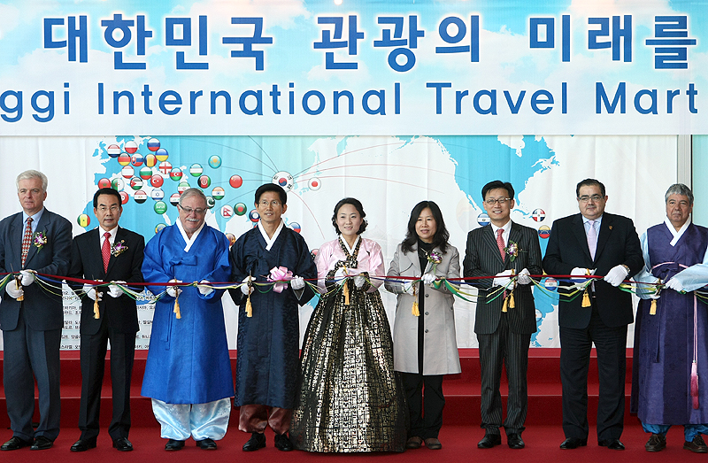 일산 킨텍스에서 8일 열린 제11회경기국제관광박람회가 10일 성황리에 폐막했다. 사진은 개막식 테이프 커팅.